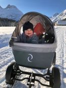 Beachwagon LITE® Faltbarer bollerwagen - Dunkelgrau mit kind auf schnee